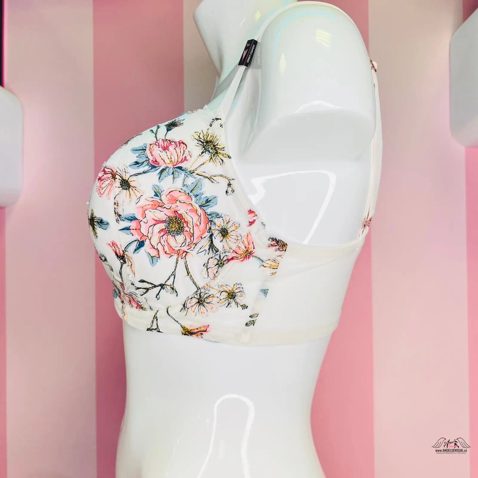 White mannequin torso s elegantní síťovanou podprsenkou s květinovým vzorem