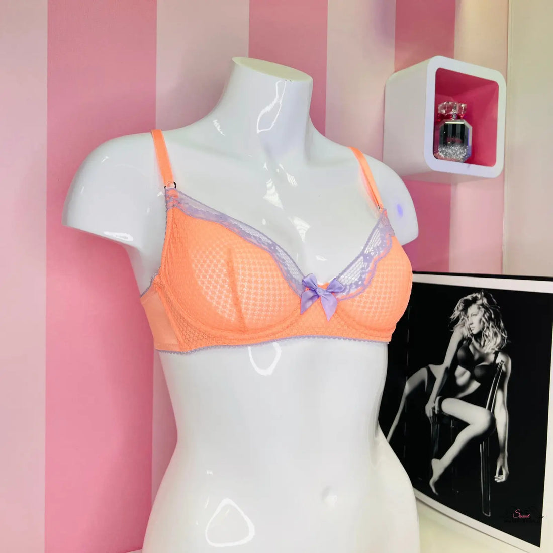Manekýn s růžovo-fialovou síťovanou podprsenkou Victoria’s Secret Lingerie