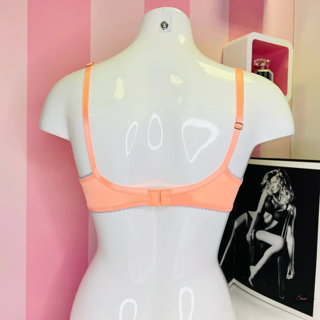 Manekýn s růžovo-oranžovou síťovanou podprsenkou Victoria’s Secret Lingerie
