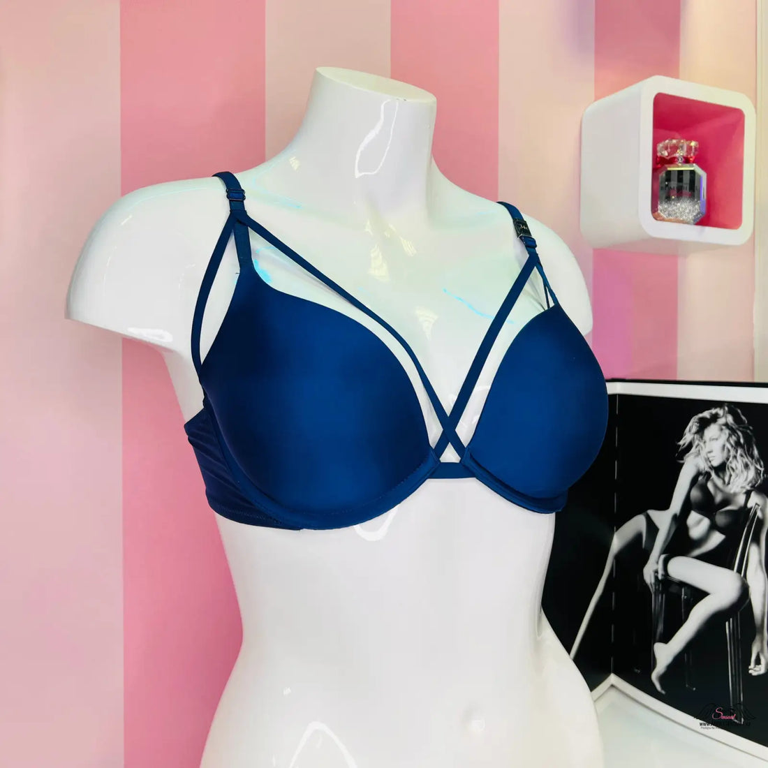 Obrázek navy ozdobnýma šňůrkama elegantní podprsenky s nastavitelnými ramínky na modelu