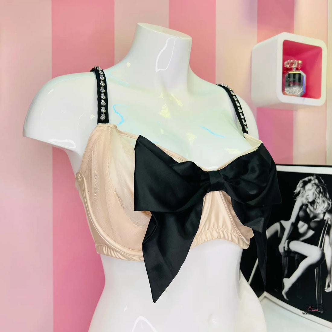 Krémová podprsenka s výraznou mašlí uprostřed, agent provocateur styl