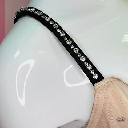 Krásná krémová podprsenka s výraznou mašlí uprostřed a rhinestone-studded strap