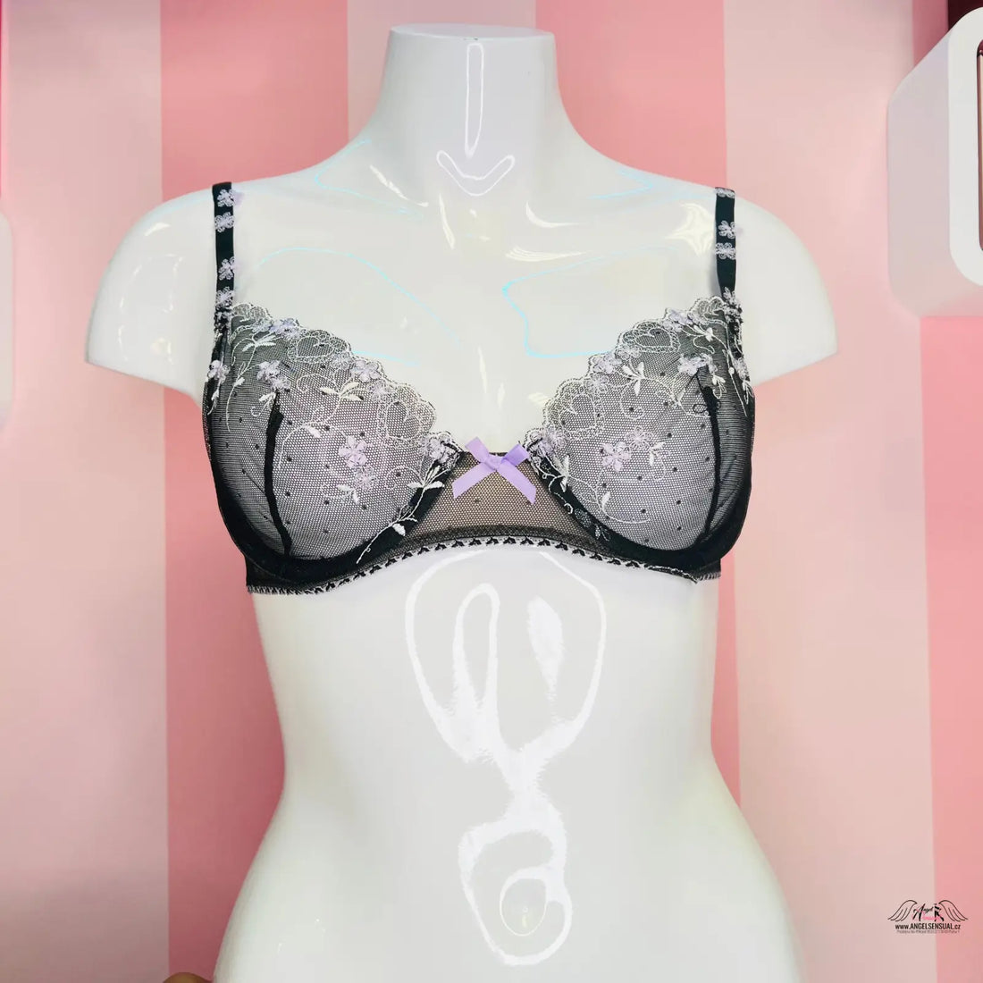 Síťovaná podprsenka Victoria’s Secret s fialovou mašlí na bílém modelu