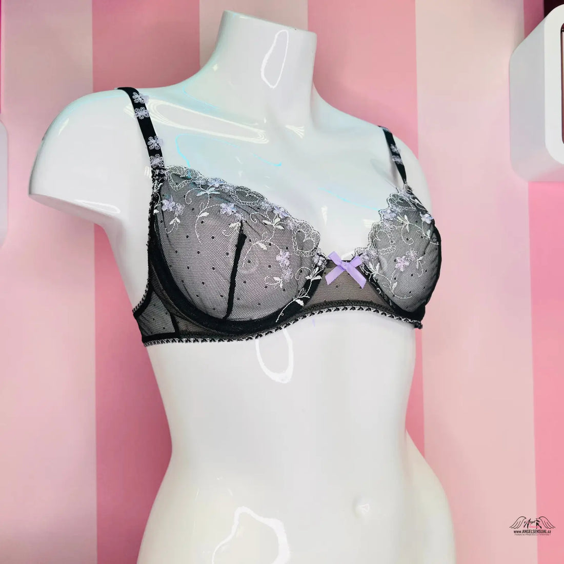 Síťovaná podprsenka Victoria’s Secret s šedým krajkovým designem a fialovou mašlí