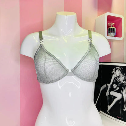 Arafední mannequin s luxusní stříbrnou podprsenkou a zrcadlem v místnosti