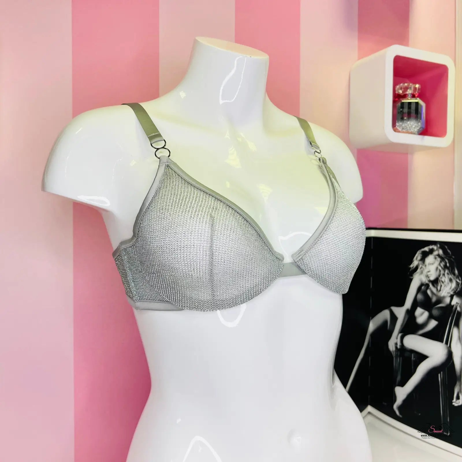 Manekýn s úžasnou stříbrnou podprsenkou Victoria’s Secret s zrcadlem v pozadí