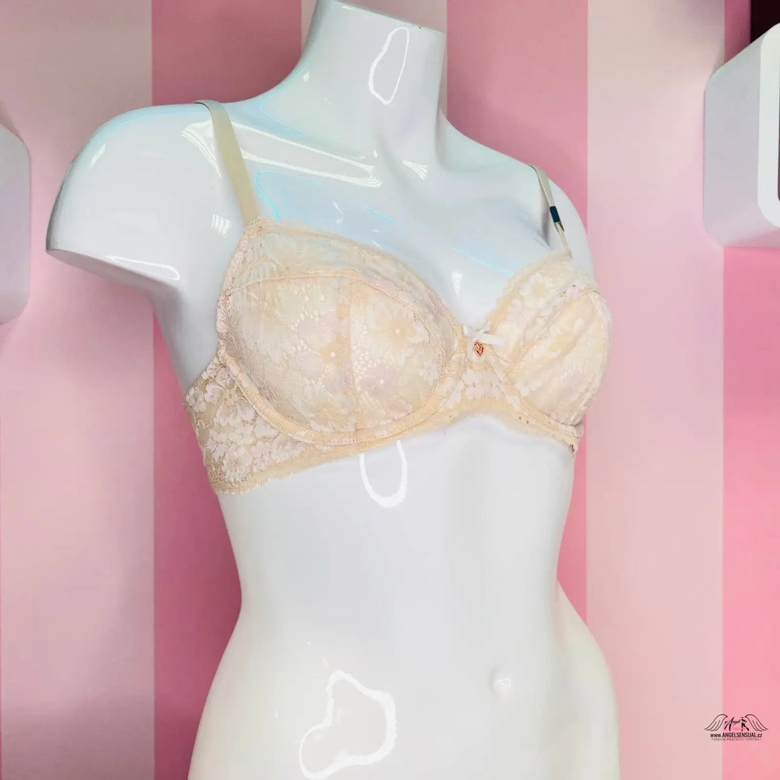 Creamová krajková victoria podprsenka s mašličkou na bílém modelu pro maximální pohodlí