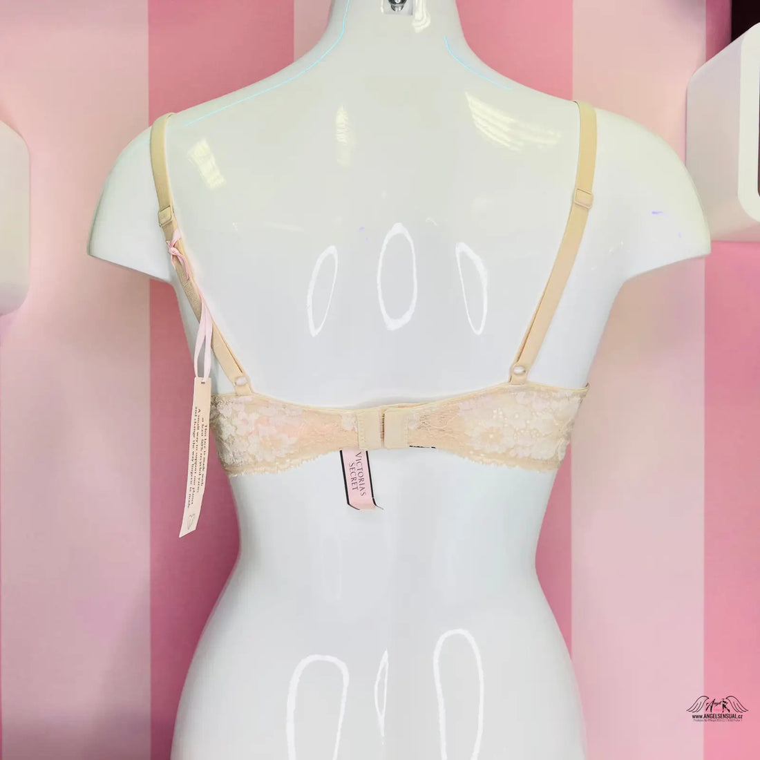 White mannequin torso s béžovou vyšívanou krajkou victoria podprsenka s mašličkou