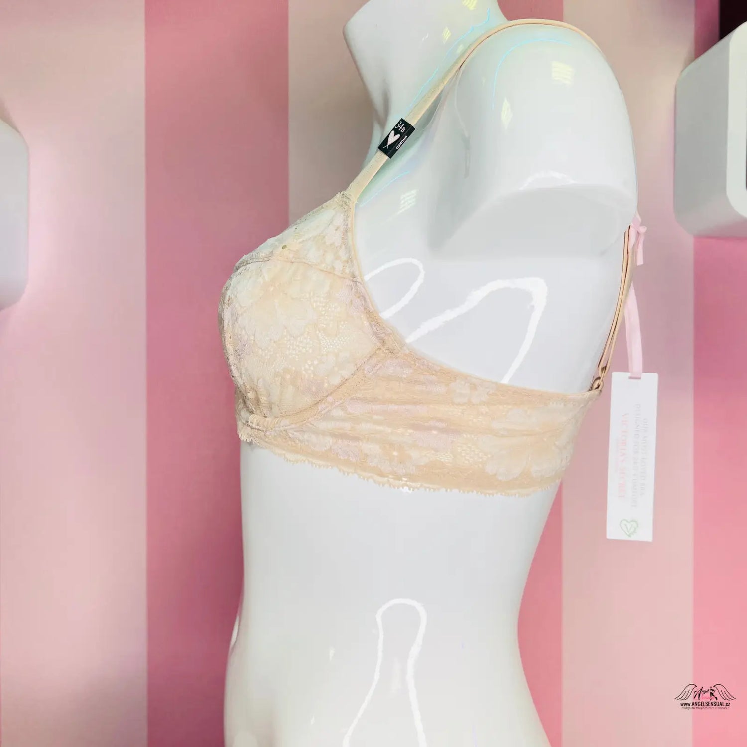 Beige krajková Victoria podprsenka s mašličkou na bílém manekýnu, luxusní Victoria podprsenka