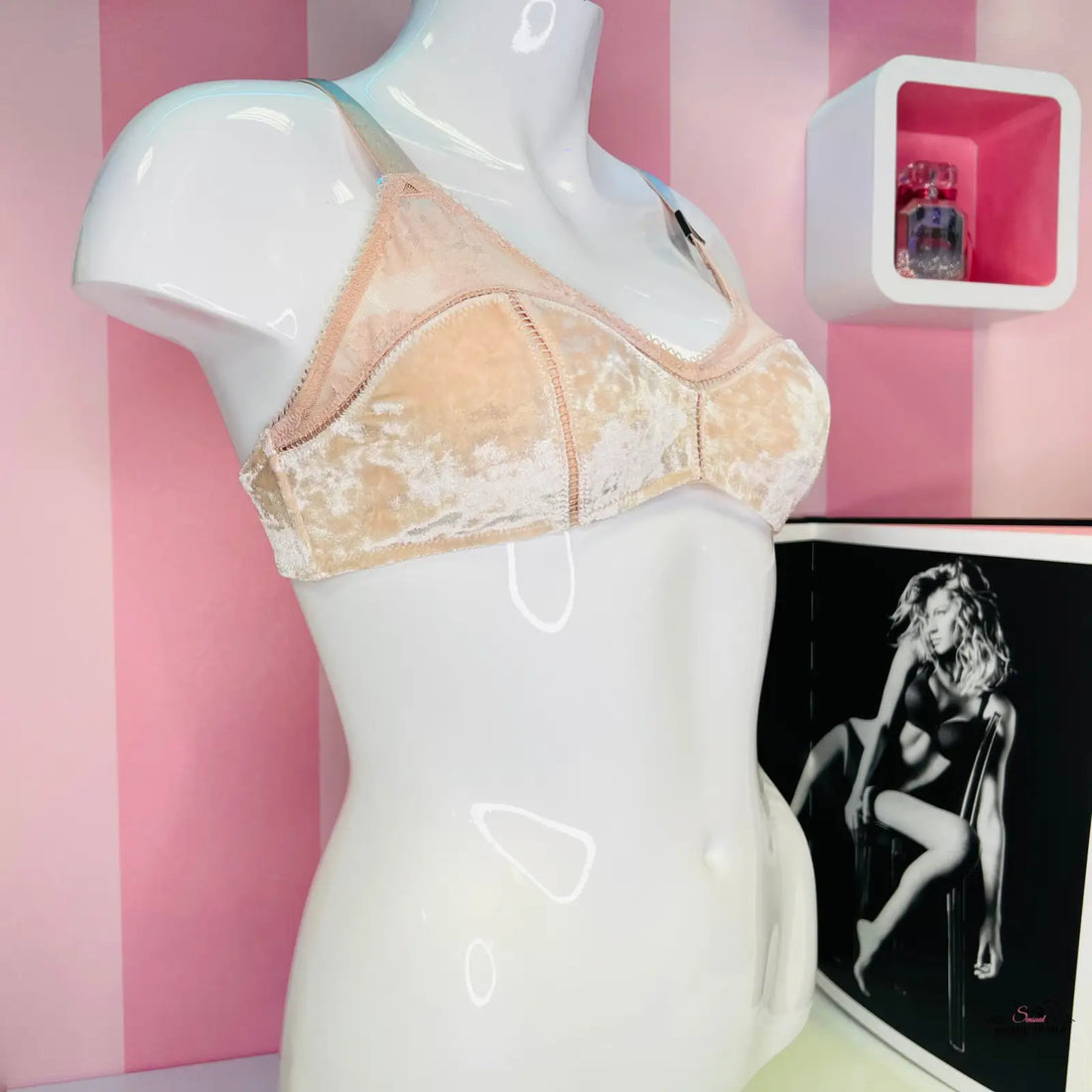 Araf mannequin v růžově zlatém semišu v růžové místnosti s sexy podprsenkou Victoria’s Secret