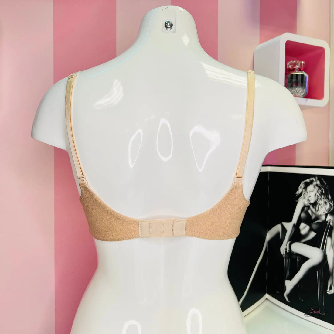 Nude bra na figuríně z kolekce Victoria’s Secret Podprsenka se Zlatým Třpytem, velice příjemná podprsenka