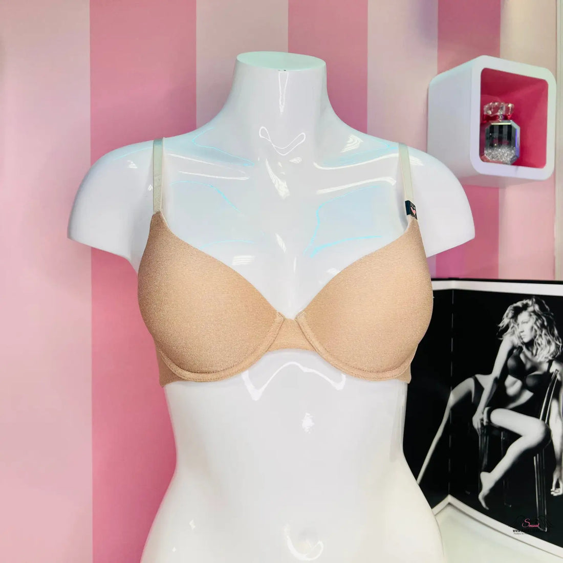 Nude bra on a mannequin for Victoria’s Secret Podprsenka se Zlatým Třpytem, velice příjemná podprsenka