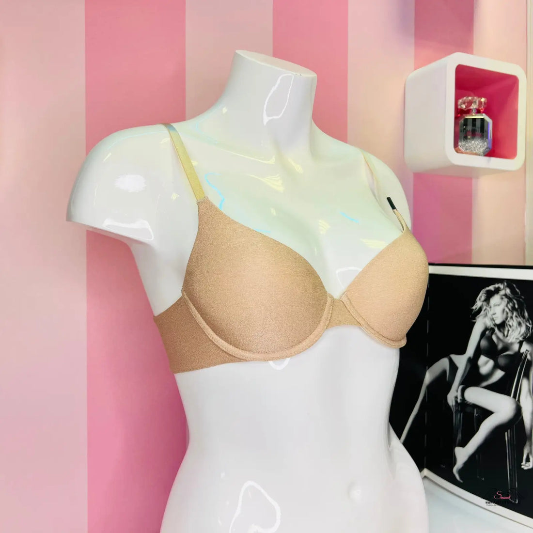 Nude bra on mannequin for Victoria’s Secret Podprsenka se Zlatým Třpytem, velice příjemná podprsenka