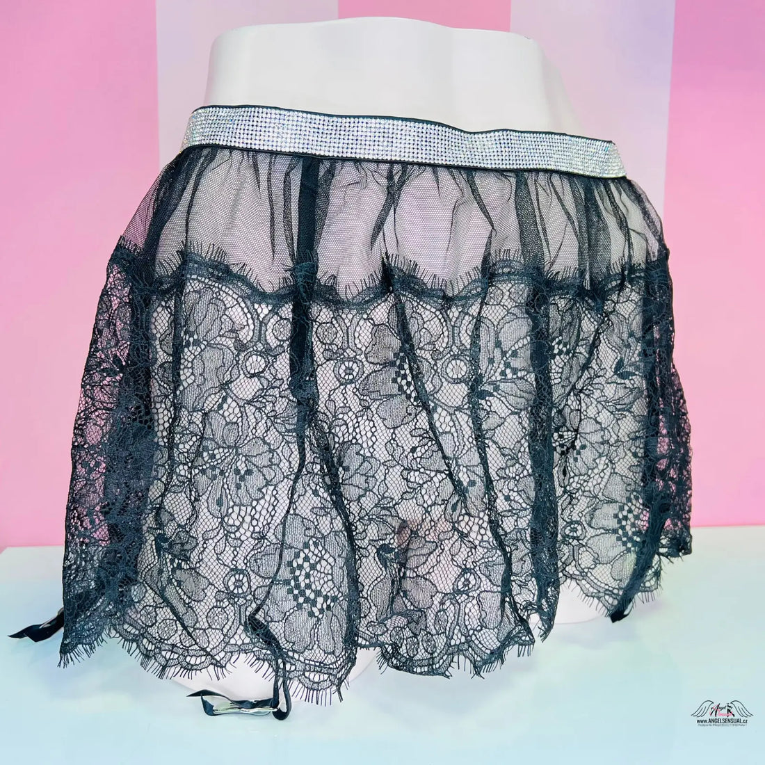 Luxusní podvazkový pás s kamínkovým zdobením na jemné krajkové sukni Victoria’s Secret