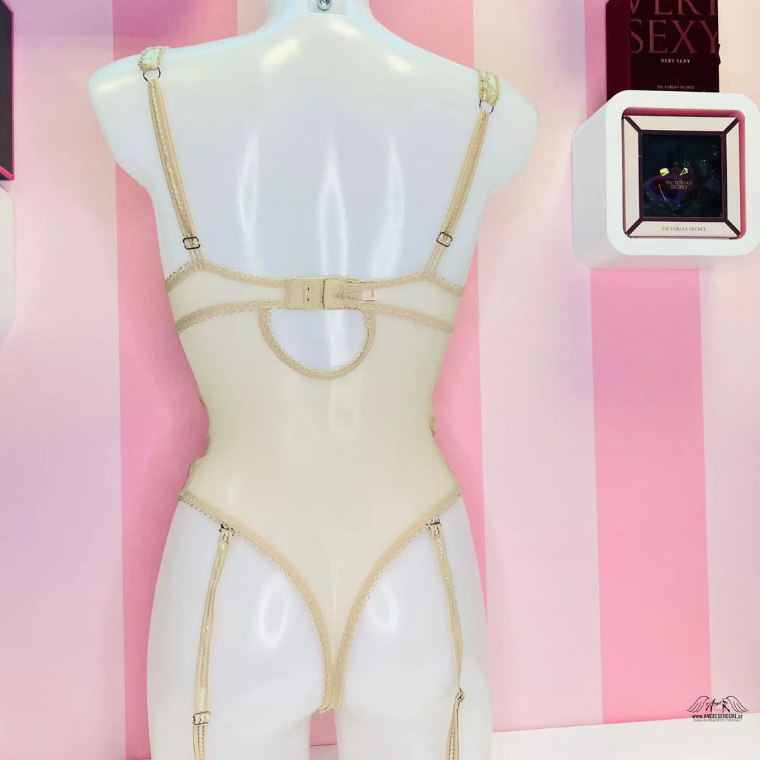 White mannequin torso with beige straps and harness details for Victoria’s Secret elegantní síťované body