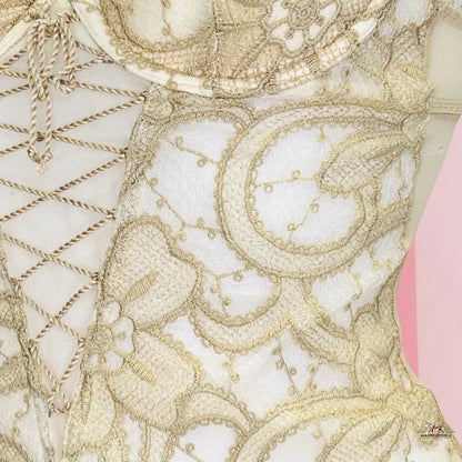 Delikátní zlatý krajkový vzor s paisley a květinami na bílém síťovaném body Victoria’s Secret