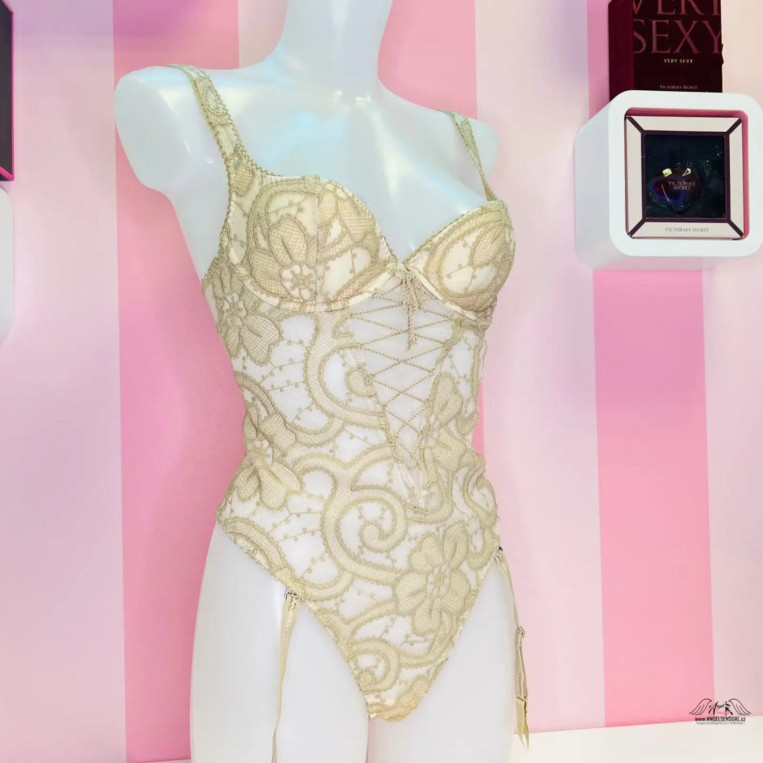 Gold lace a síťované body Victoria’s Secret na bílé figuríně, elegantní síťované body