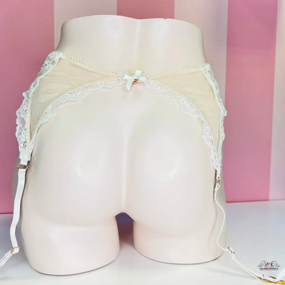 Luxusní podvazkový pás s krajkovým detailem na bílém manekýnovi, Bride Svatební