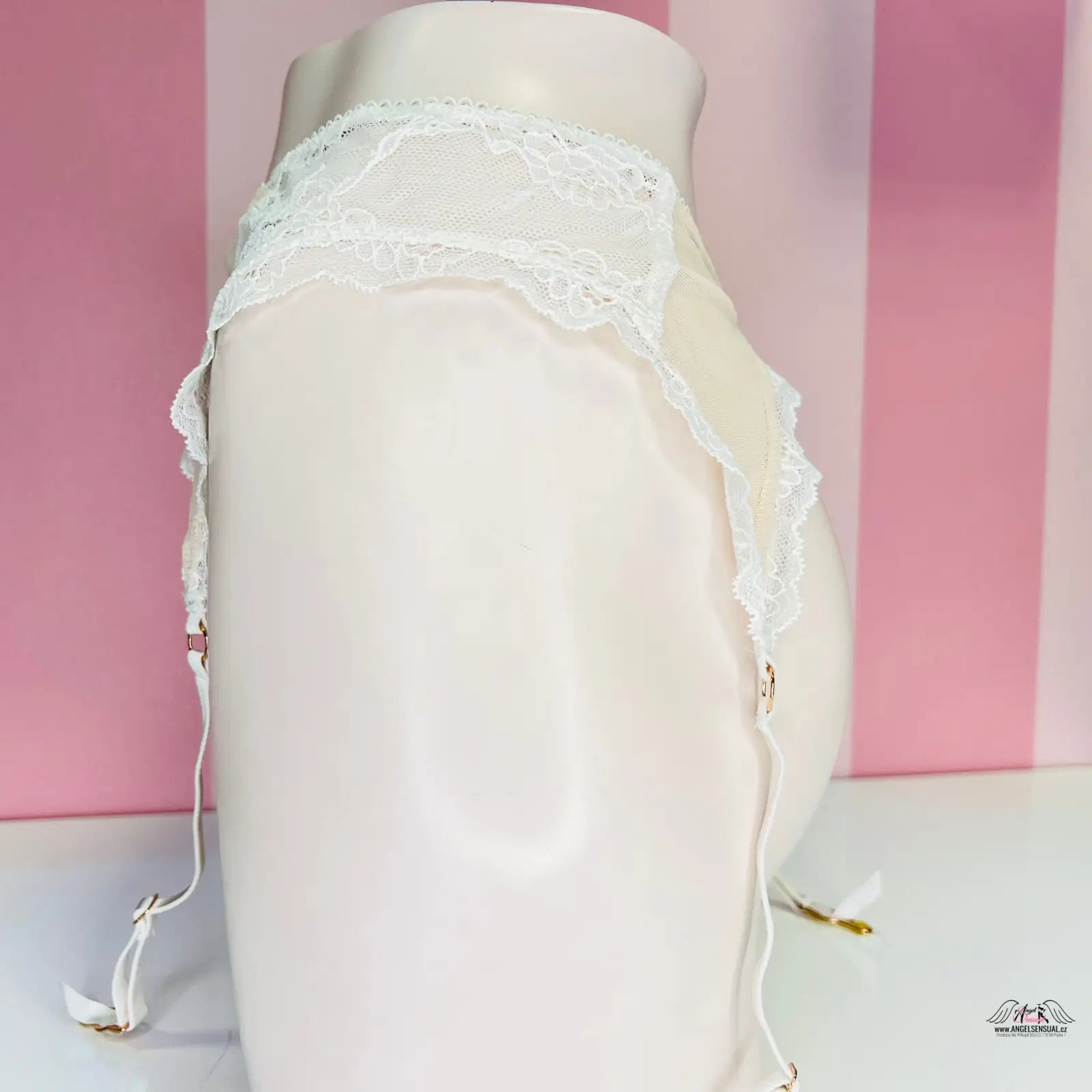 Luxusní podvazkový pás s nápisem bride a bílá keramická váza s krajkou