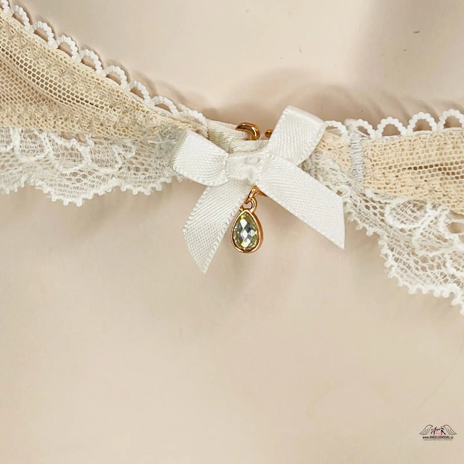 Luxusní podvazkový pás Victoria’s Secret Bride s krajkou, mašlí a krystalovým přívěskem