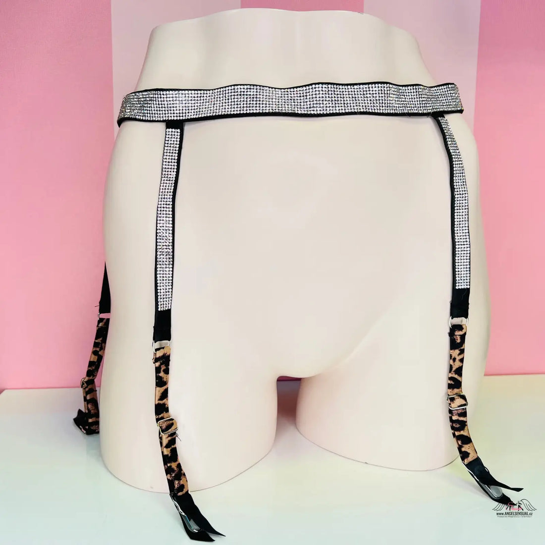 Bílý manekýn s tygrovaným vzorem a kamínky, podvazkový pás Victoria’s Secret