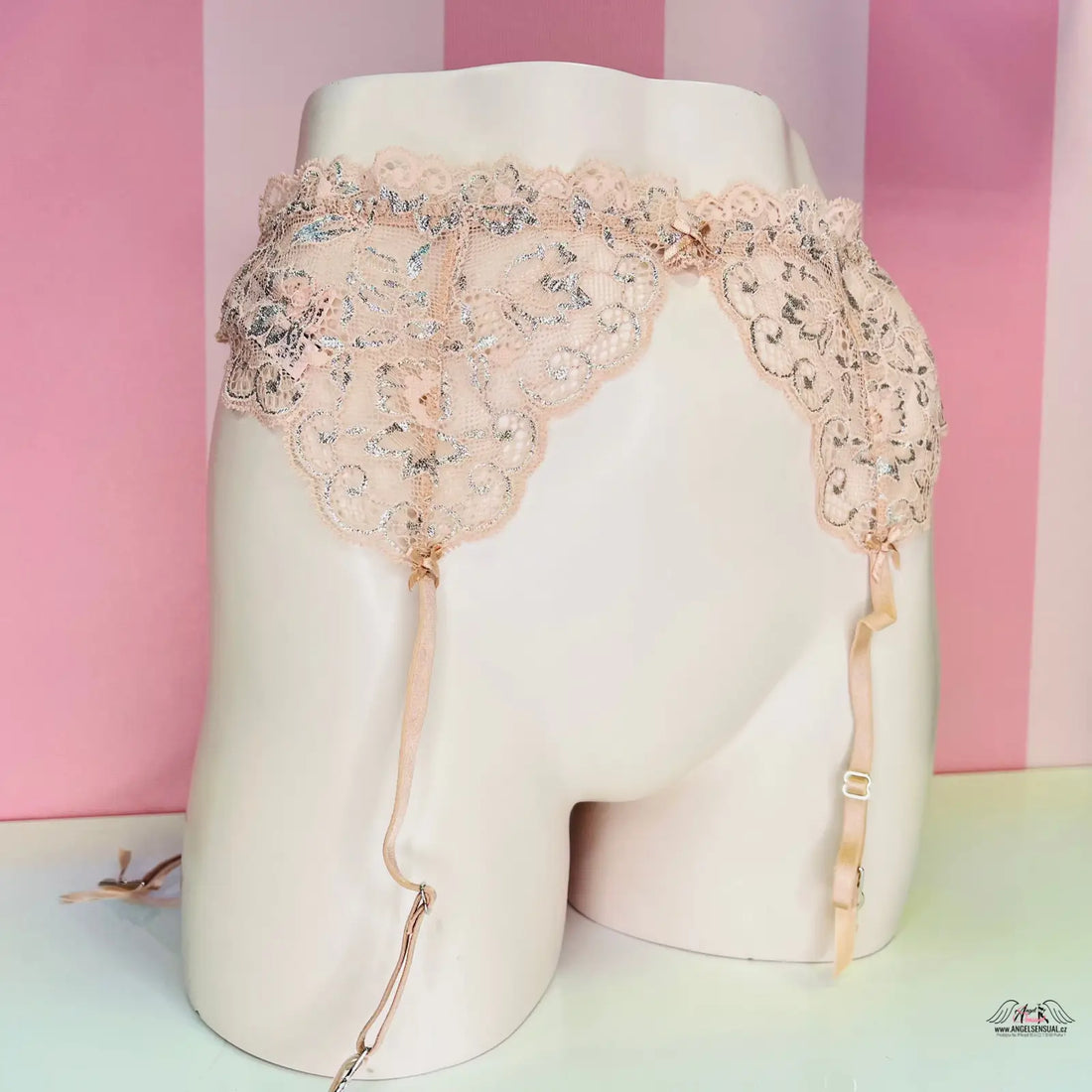 Pale pink krajkový podvazkový pás s květinovou výšivkou pro svůdné chvíle