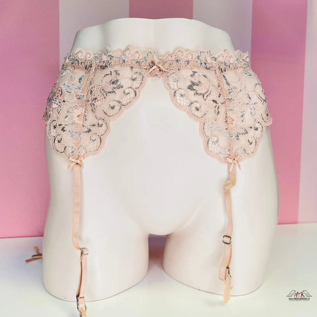 Delikátní růžový krajkový podvazkový pás s květinovou výšivkou pro svůdné chvíle