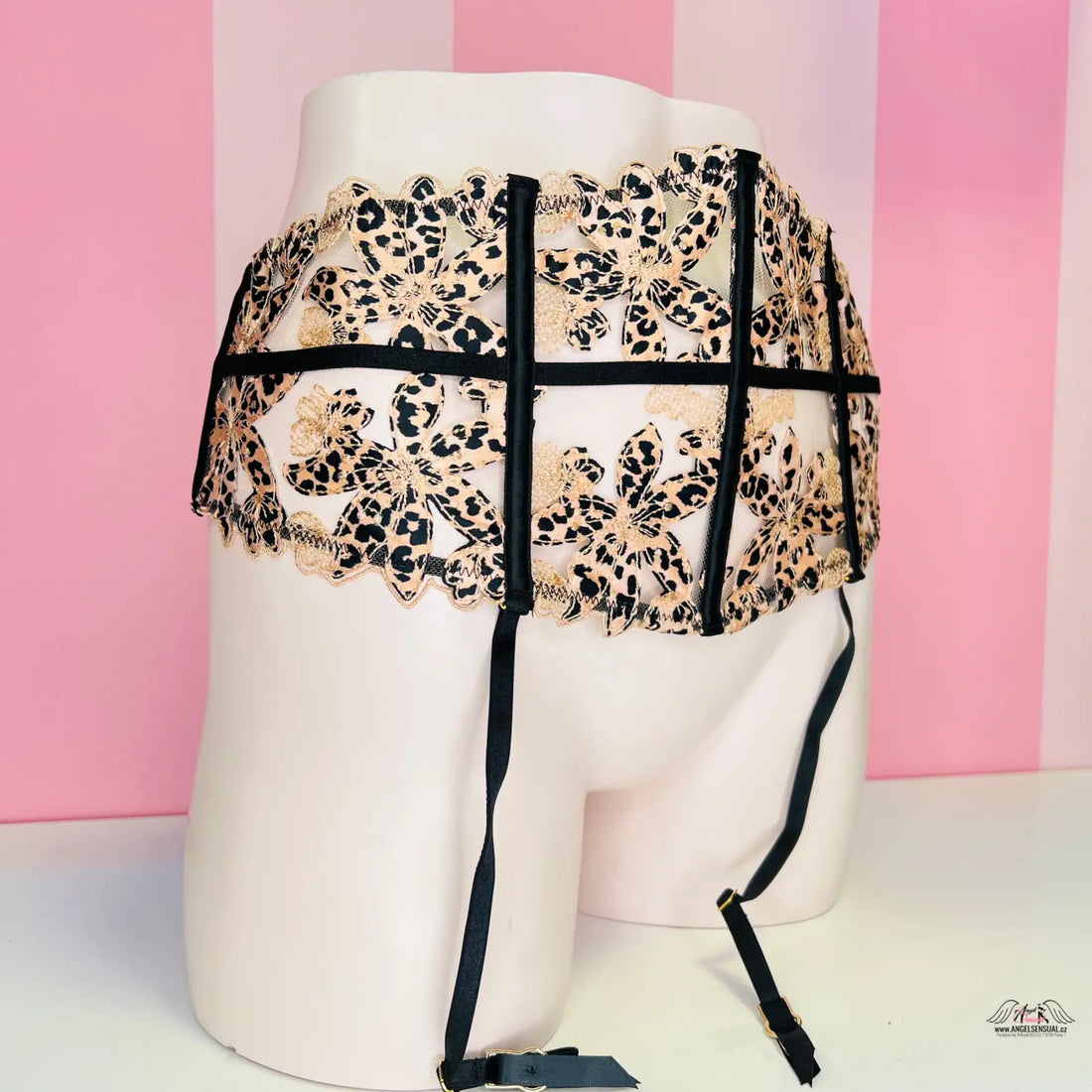 White mannequin head s elegantní jemný podvazkový pás krajkový headband