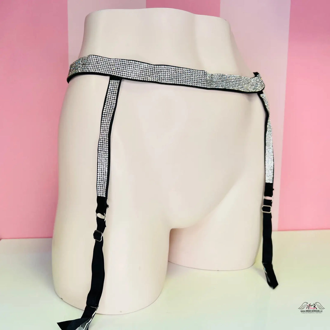 Luxusní podvazkový pás s kamínky a černými pásky na figuríně