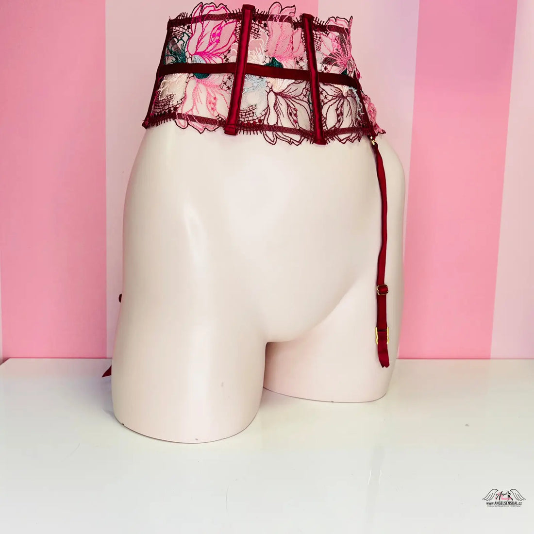 Pink a vínový krajkový podvazkový pás Victoria’s Secret na figuríně, luxusní apparel &amp; accessories