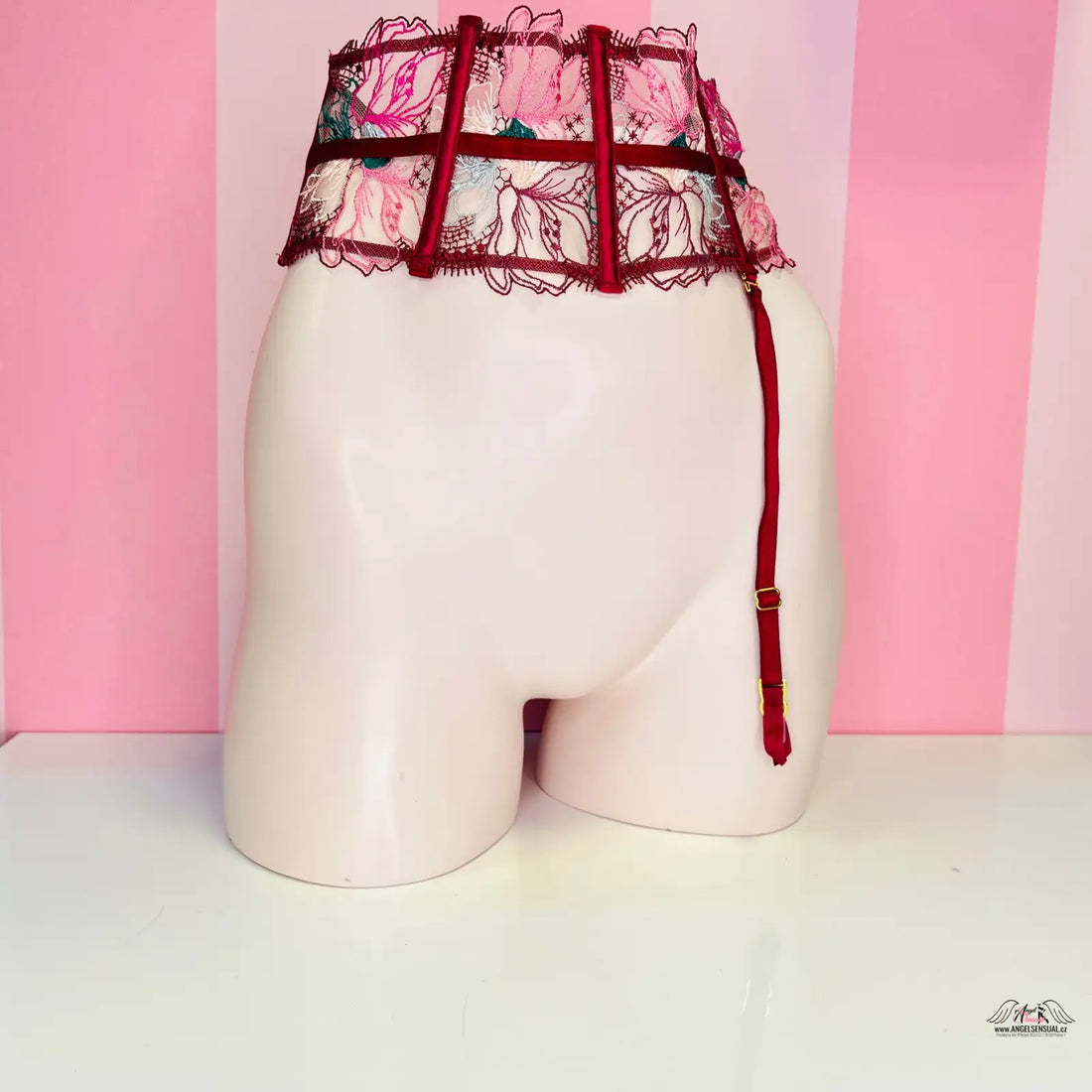 Red lace podvazkový pás Victoria’s Secret displayed on white mannequin form