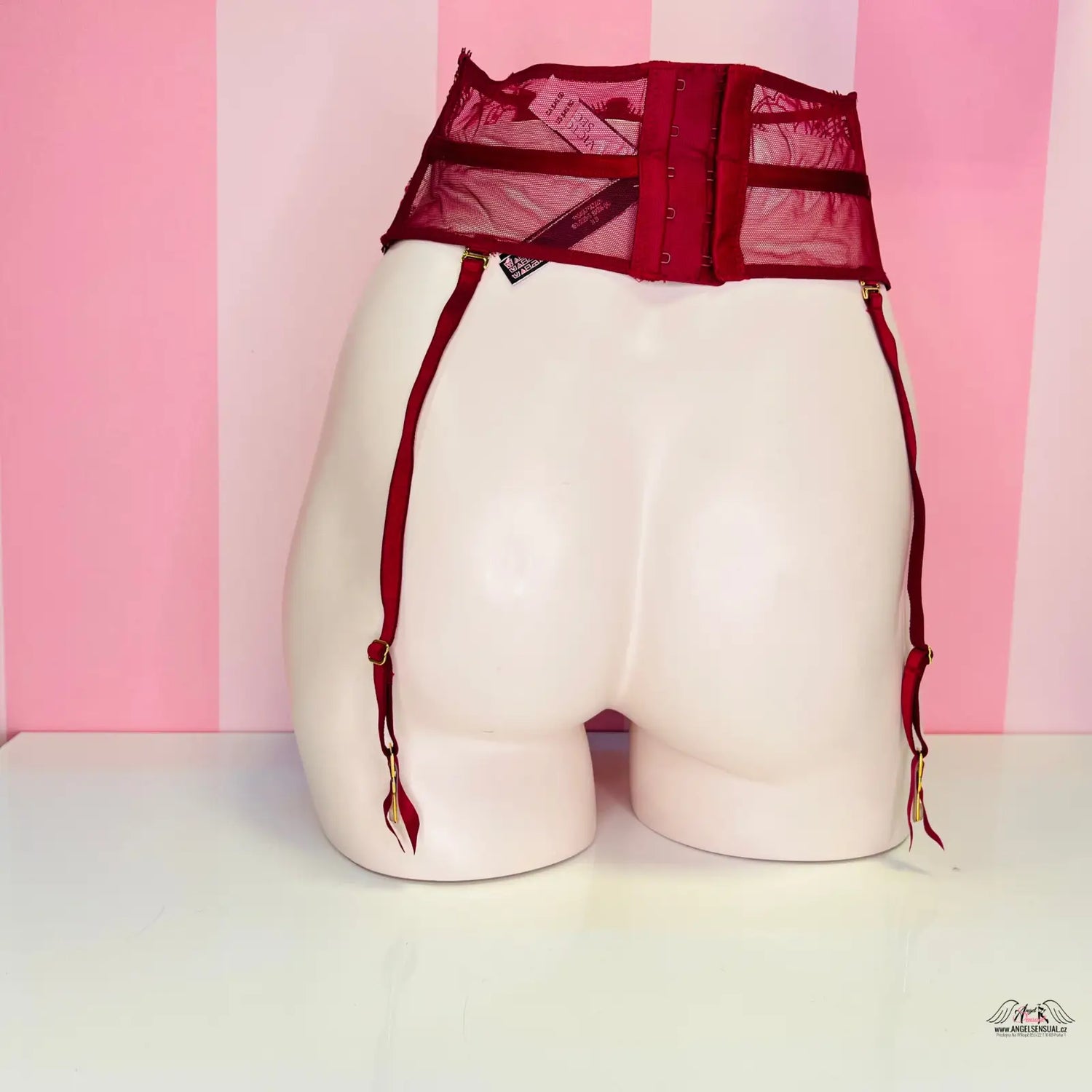 Bílý manekýn s červeným síťovaným podvazkovým páskem Victoria’s Secret apparel &amp; accessories