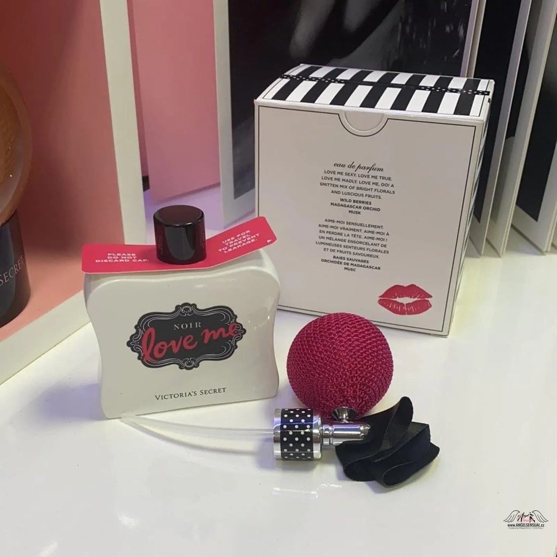 Flakón parfému Love vedle krabičky od Victoria’s Secret Noir Love