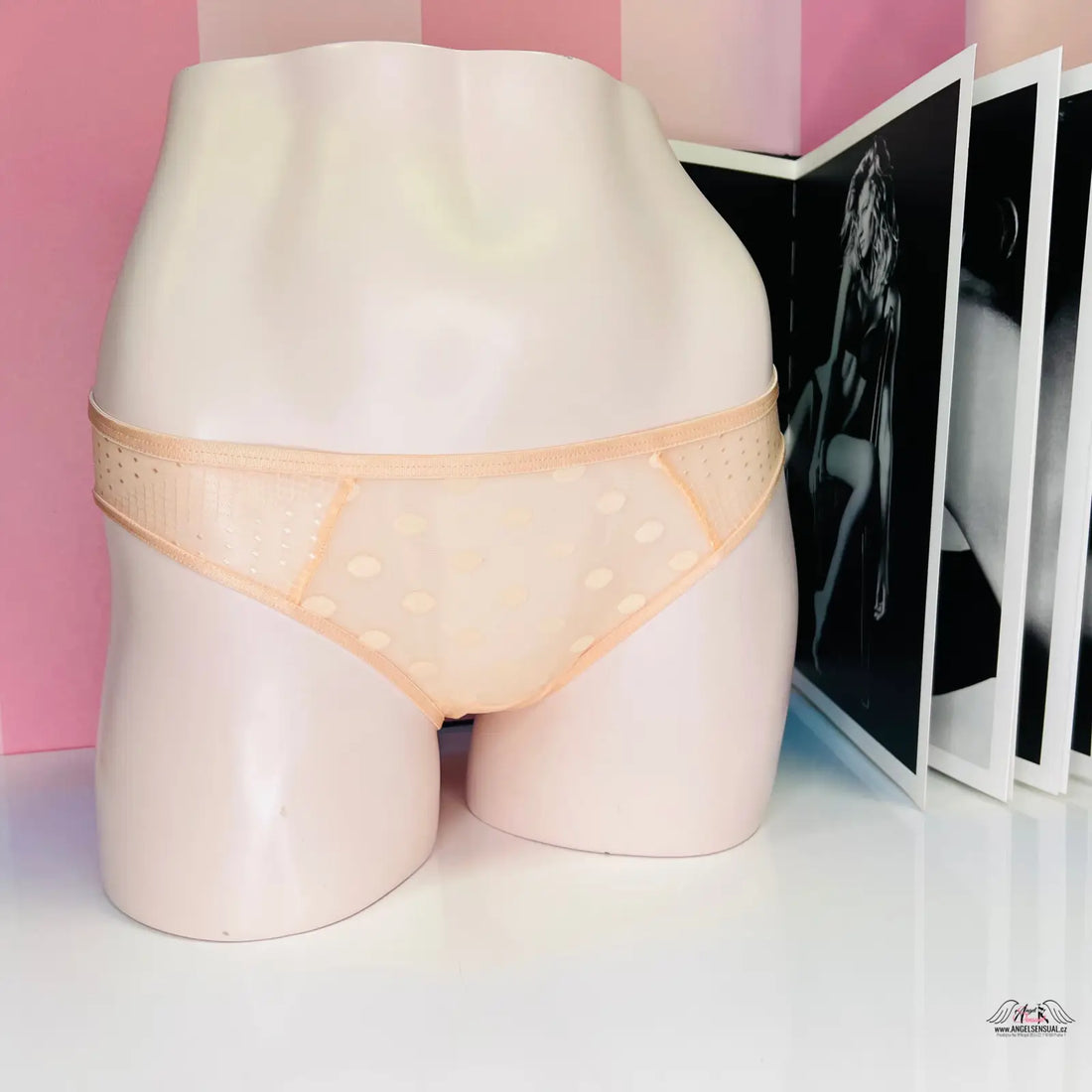 Manekýnské torzo v broskvových průsvitných kalhotkách s puntíky, sexy průsvitné kalhotky