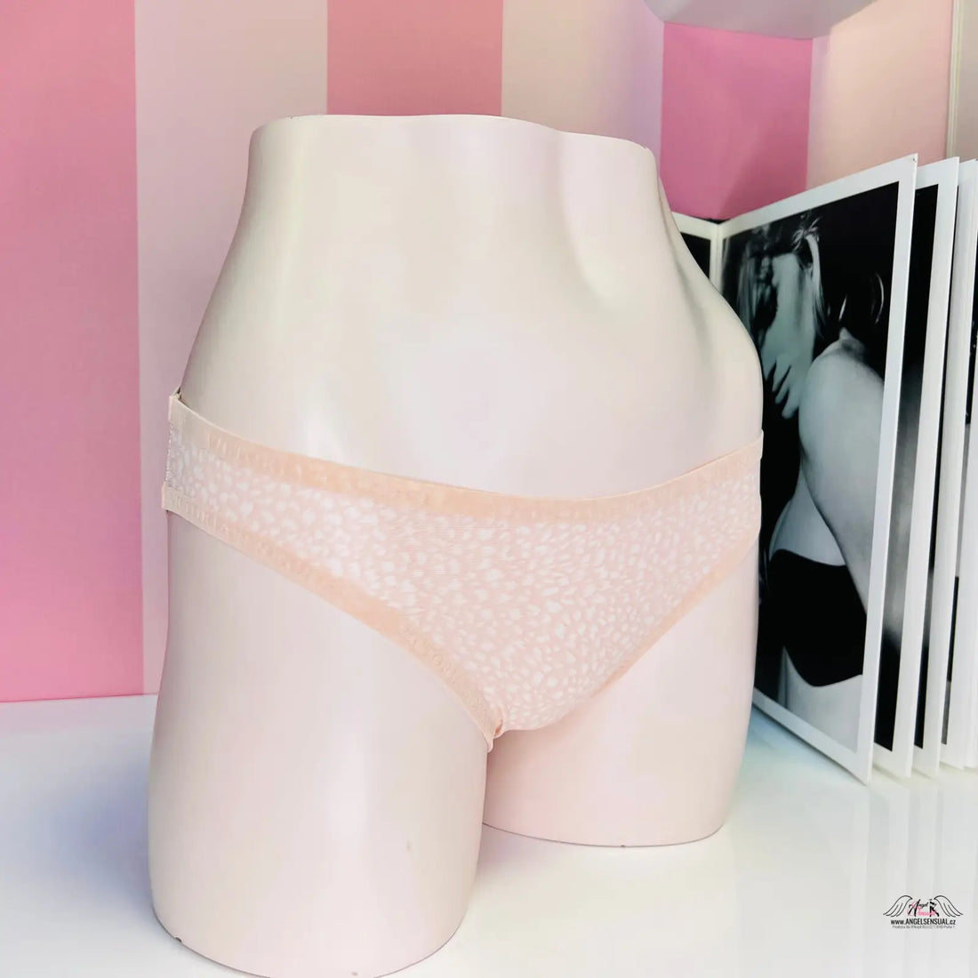 Bílá váza s růžovým a bílým obrázkem na průsvitných tělových kalhotkách Victoria’s Secret