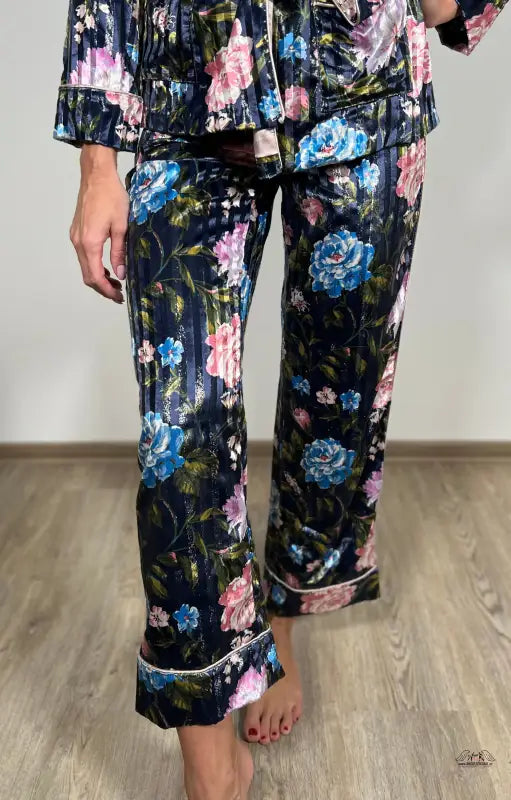 Žena v květinovým potiskem velvet lurex pyžamových kalhotách na dřevěné podlaze