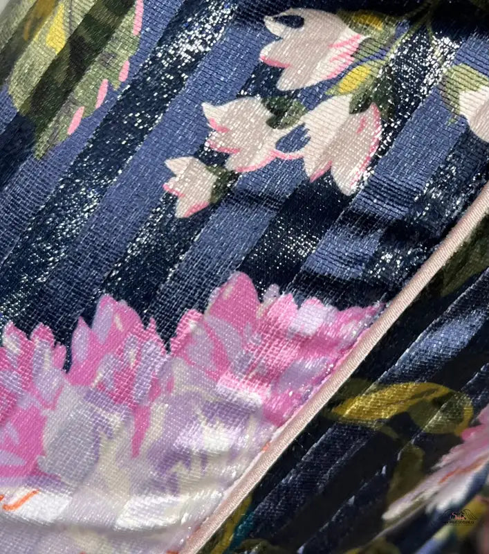 Detail květinovým potiskem velvet lurex na látce ve pyžamových kalhotech Victoria’s Secret