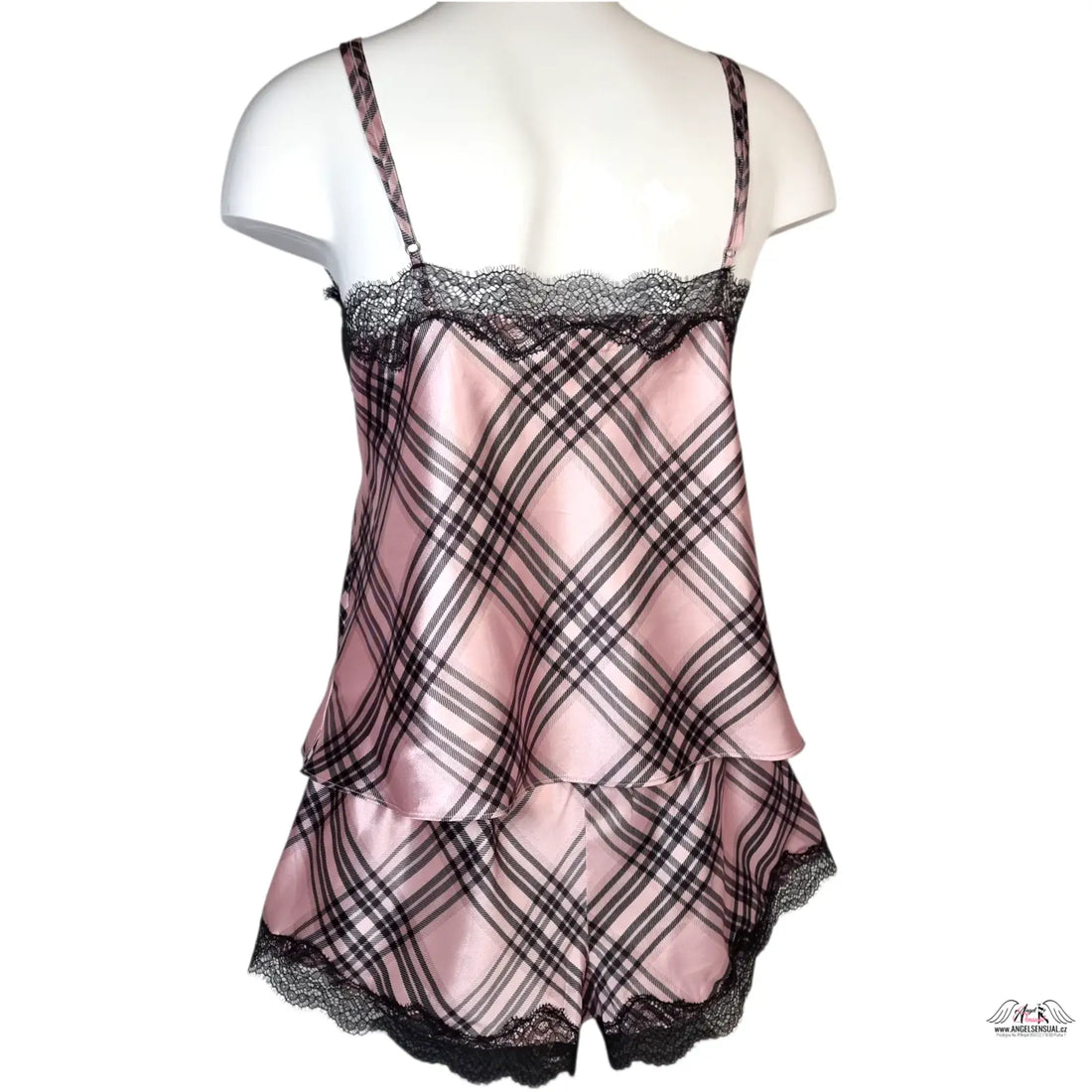 Elegantní pyžamový set Victoria’s Secret s krajkovými detaily a růžovým plaid saténem