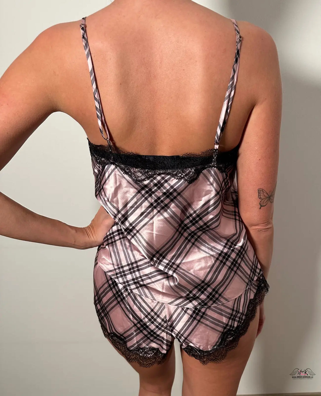 Žena v růžovo-černém plaid pyžamovém setu s krajkovými detaily, Victoria’s Secret