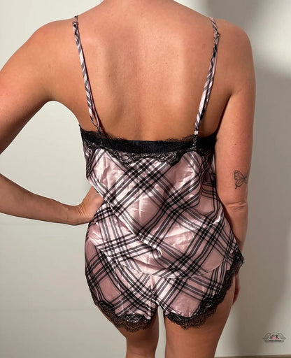 Žena v růžovo-černém plaid pyžamovém setu s krajkovými detaily, Victoria’s Secret