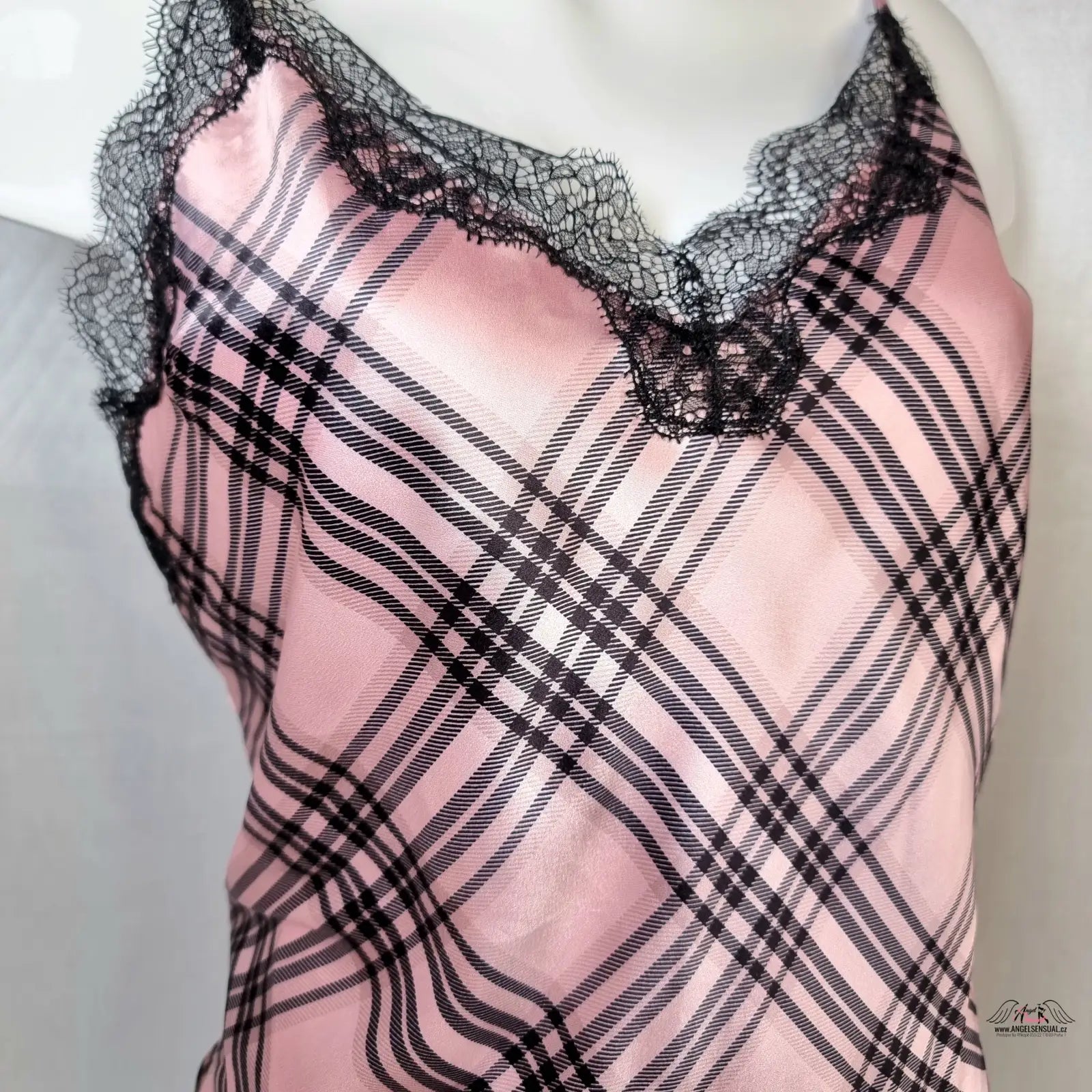 Elegantní pyžamový set Victoria’s Secret s růžovým plaid satinovým topem a krajkovými detaily