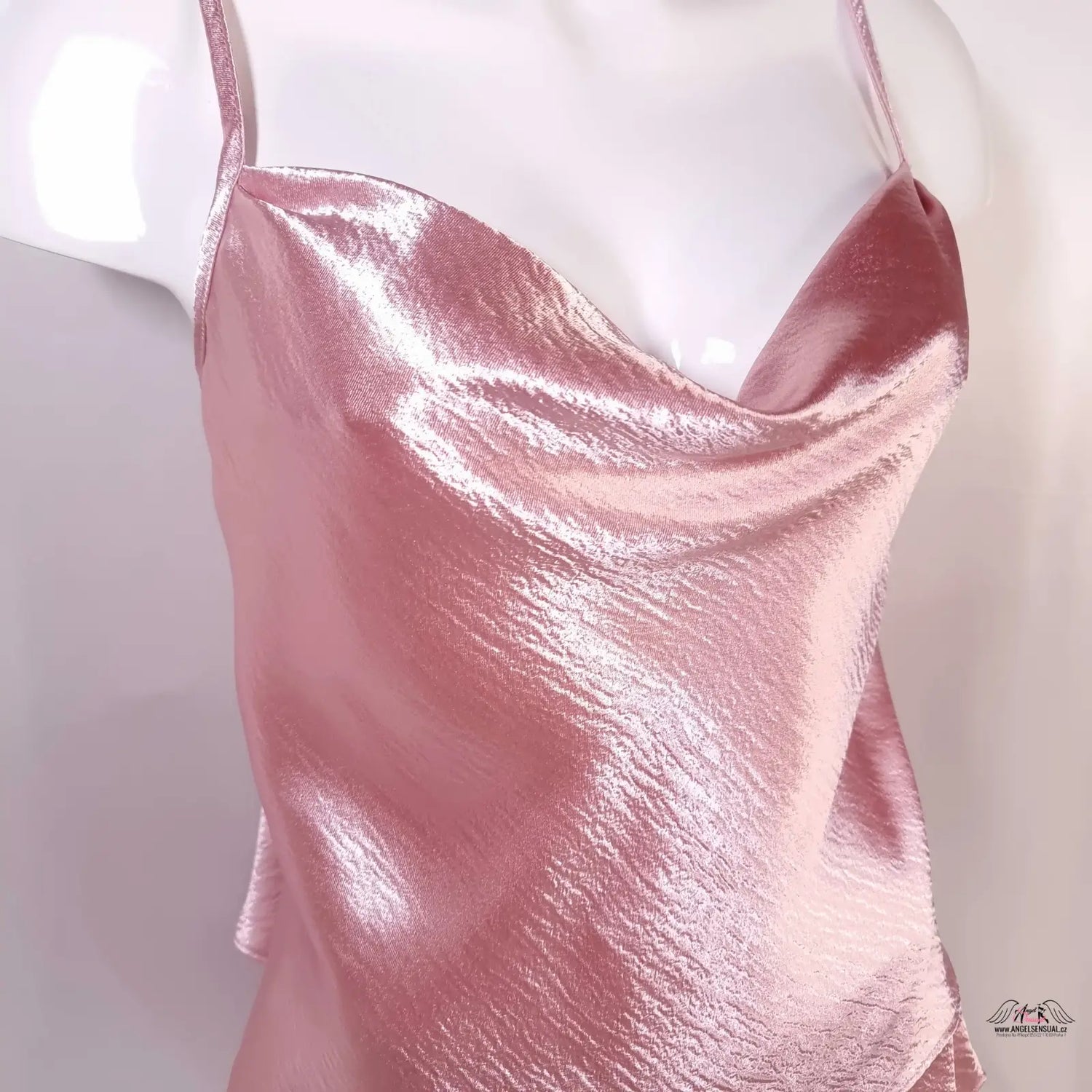 Lesklá růžová saténová košilka set s cowl neck od Victoria’s Secret