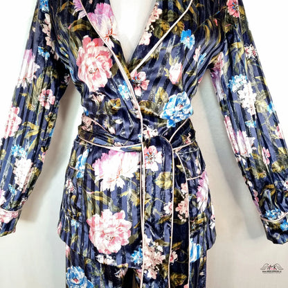 Floral print robe with květinovým potiskem velvet lurex and navy background