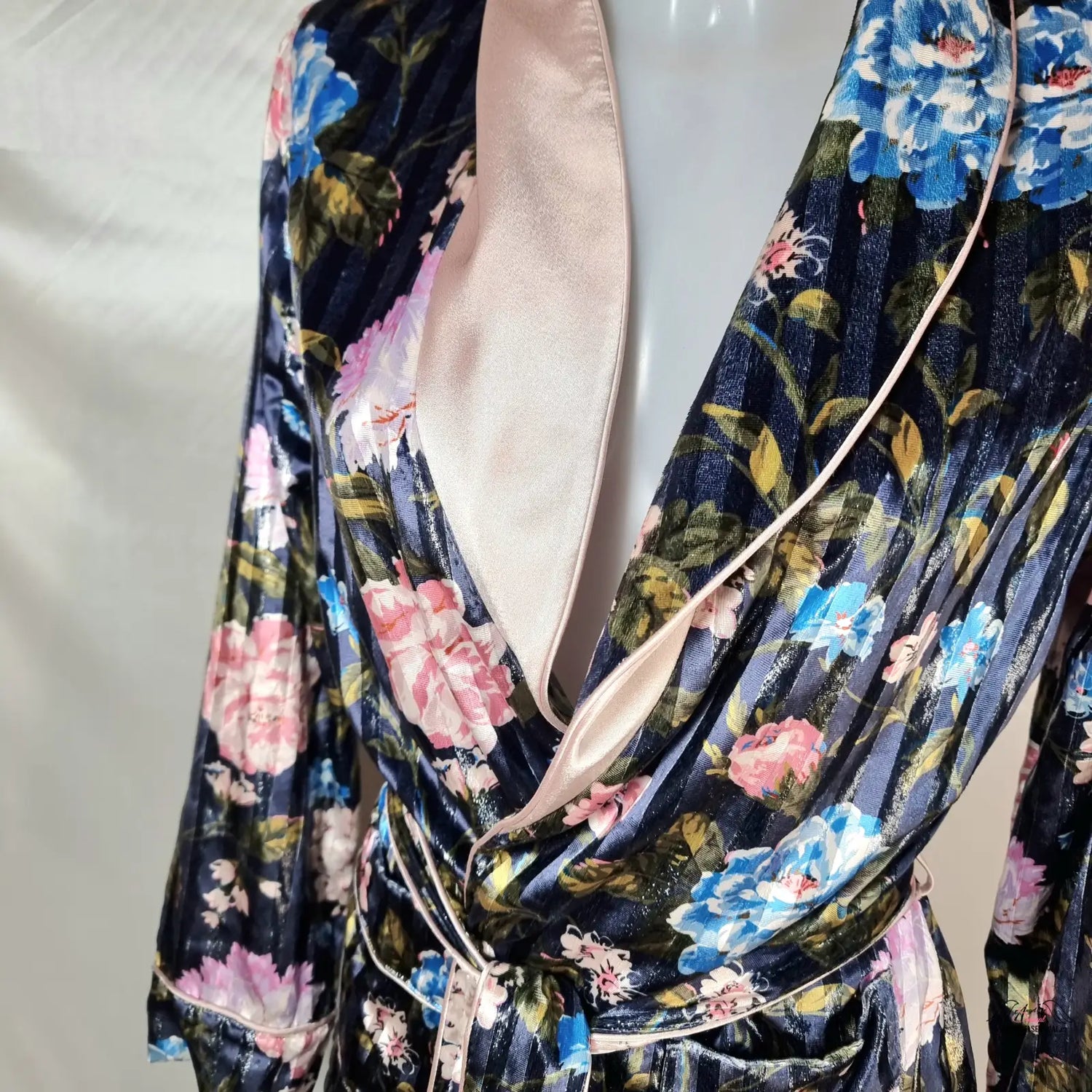 Náhled na květinovým potiskem velvet lurex nočního županu Victoria’s Secret
