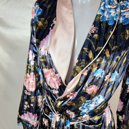 Náhled na květinovým potiskem velvet lurex nočního županu Victoria’s Secret