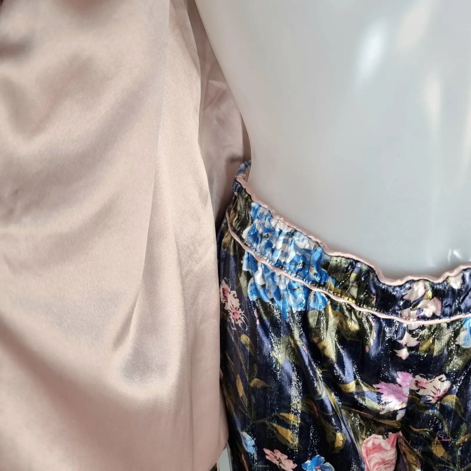 Floral saténové šortky s růžovým lemem z kolekce Victoria’s Secret Pyžamový Set Velvet Lurex s květinovým potiskem velvet