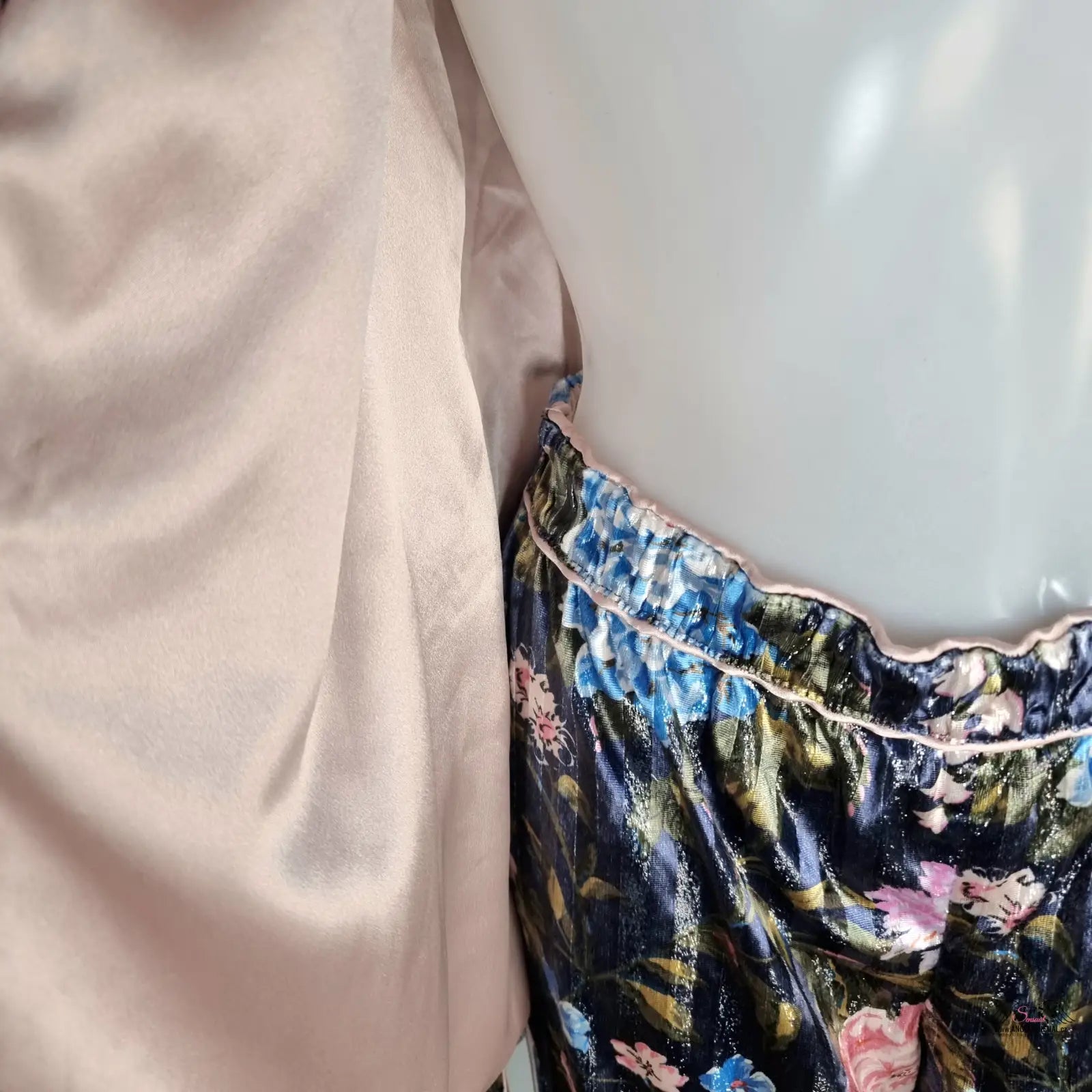 Floral saténové šortky s růžovým lemem z kolekce Victoria’s Secret Pyžamový Set Velvet Lurex s květinovým potiskem velvet