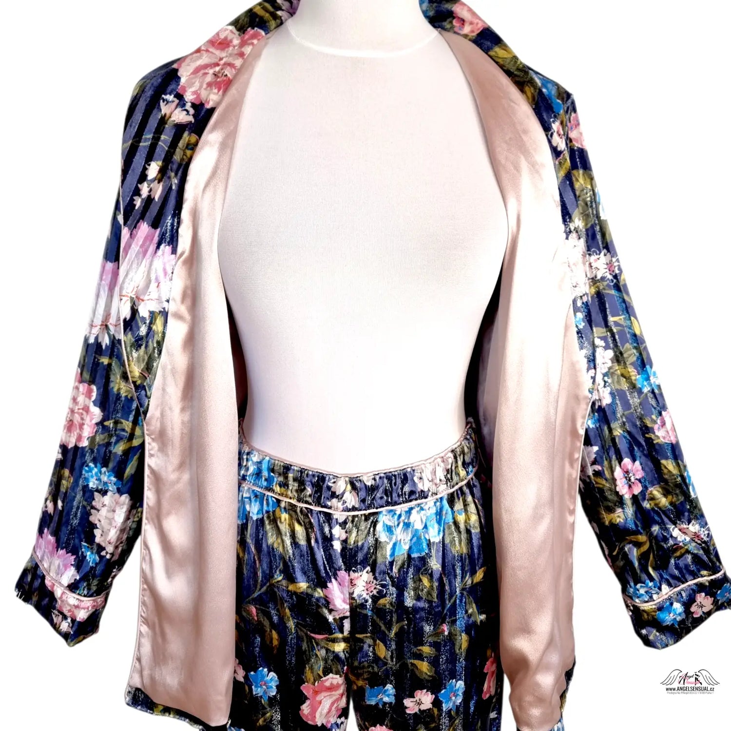 Fotografie květinovým potiskem velvet lurex pyžamového setu s saténovými detaily a růžovým topem