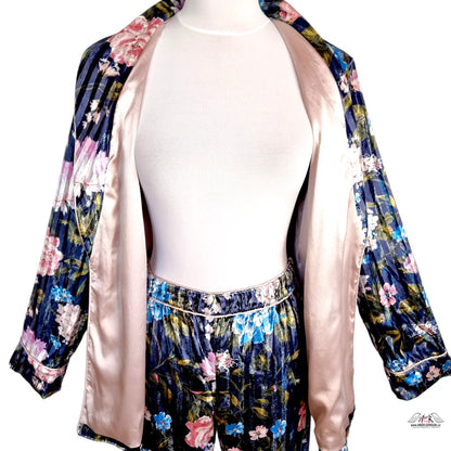 Fotografie květinovým potiskem velvet lurex pyžamového setu s saténovými detaily a růžovým topem