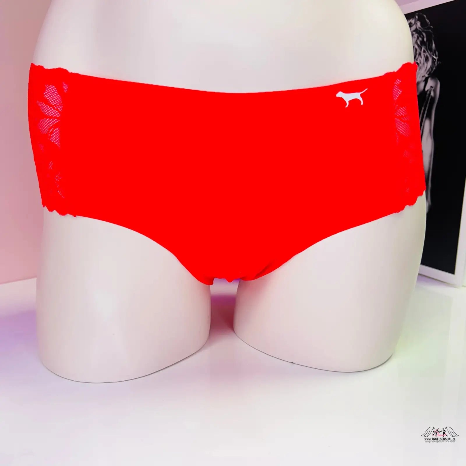 Bílý manekýn předvádějící Růžová Cheekster Tanga s Krajkovou Elegancí od Victoria’s Secret